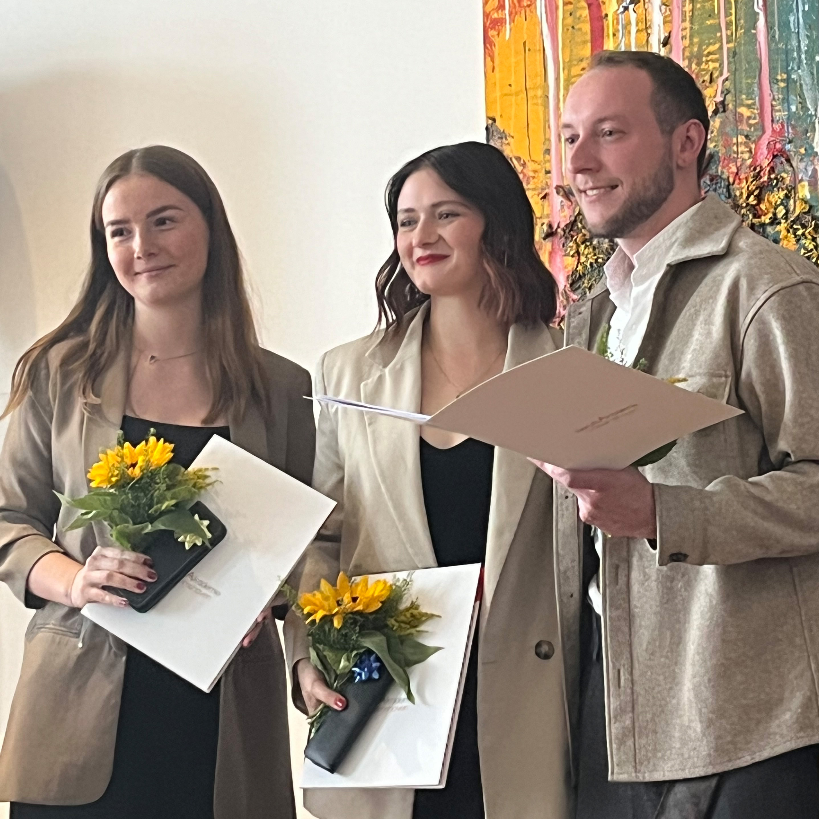 Merle Kruse (von links), Lena Bachmann und Thore Schiffmann bei der Übergabe der Abschlusszeugnisse. Foto. Jugendhilfe Collstede